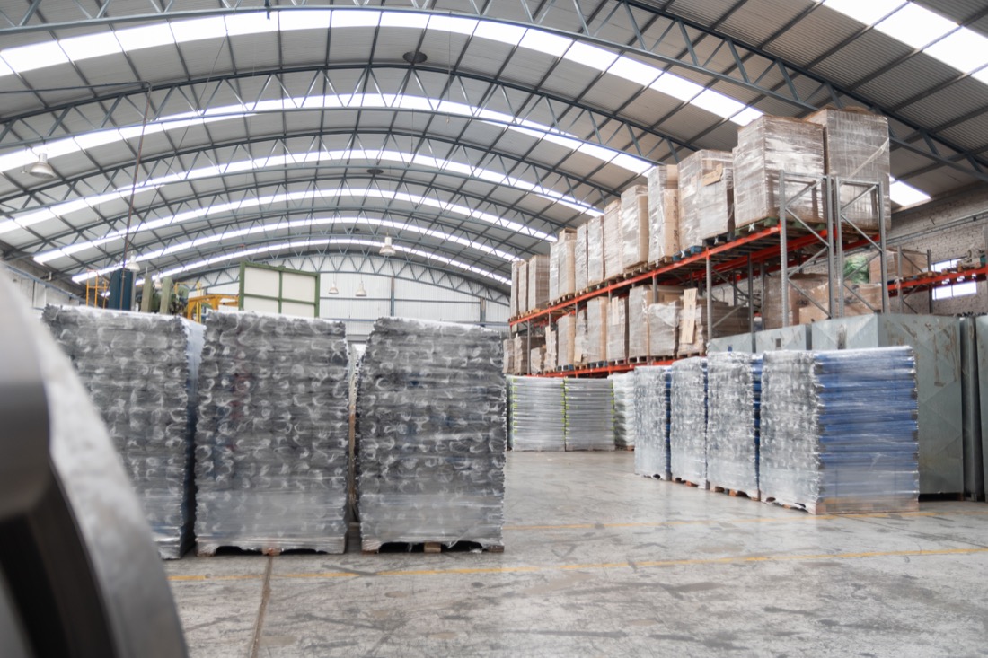 Depósito con pallets de producto terminado listos para despacho